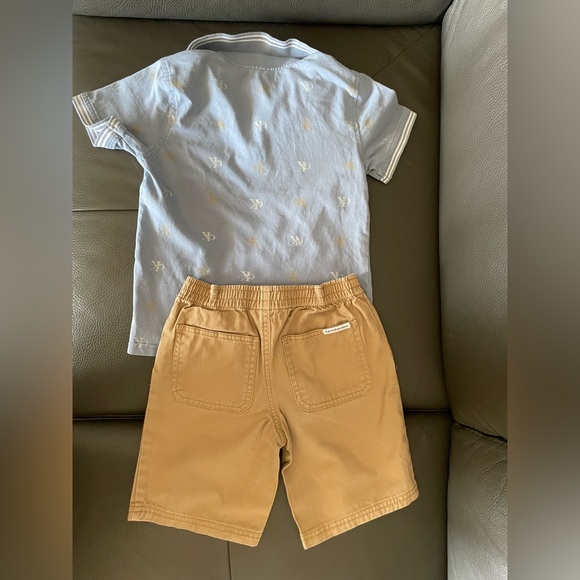 💯 Cotton Calvin Klein Light Blue Polo all over logo with Tan Shorts - Picture 4 of 16